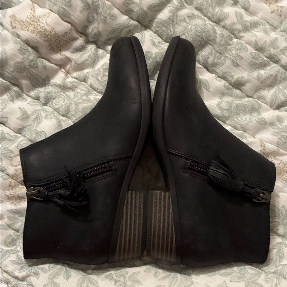 Like new: Addiy Terri ankle booties by Clarks Collection